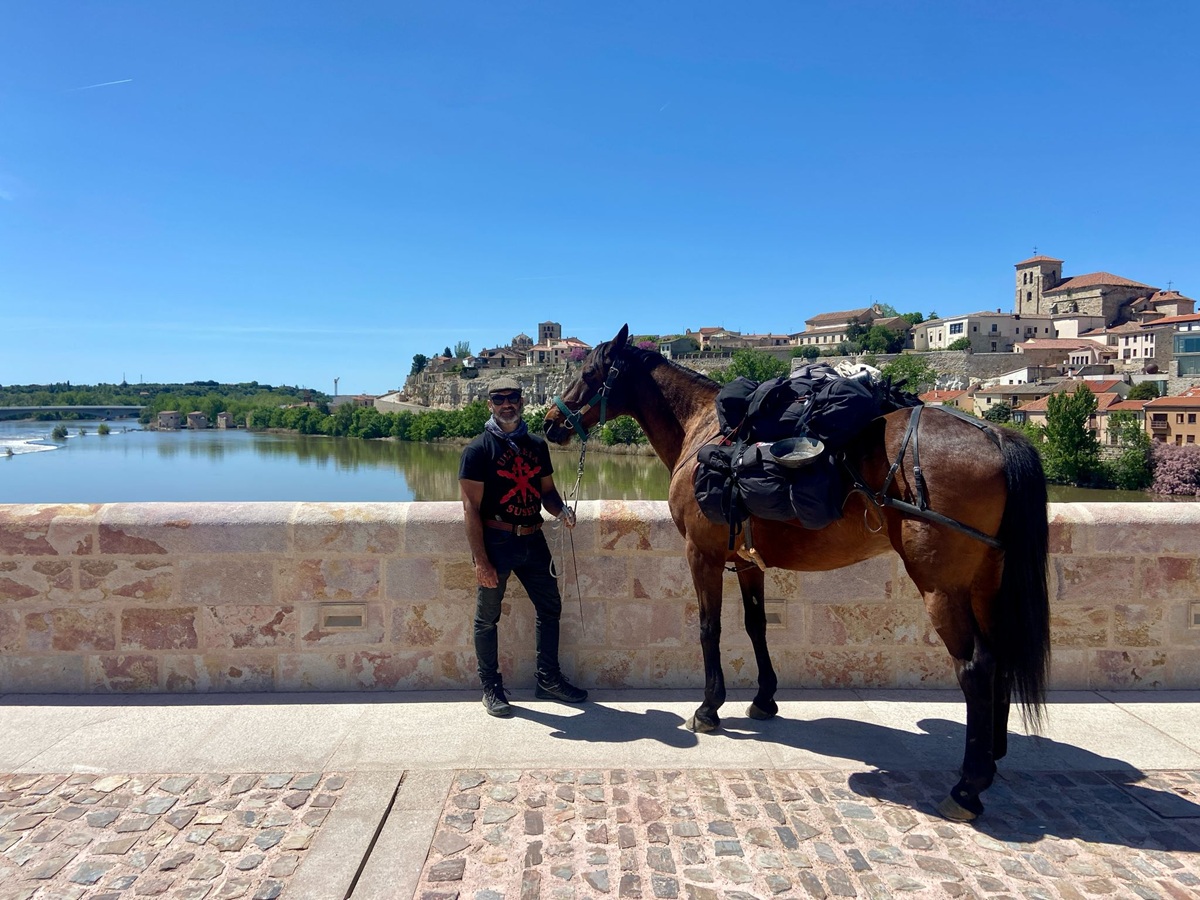 Camino a Santiago de Compostela, a caballo y un corazón lleno de fe